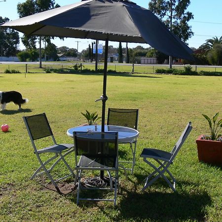 Settlement Motor Inn Deniliquin Kültér fotó